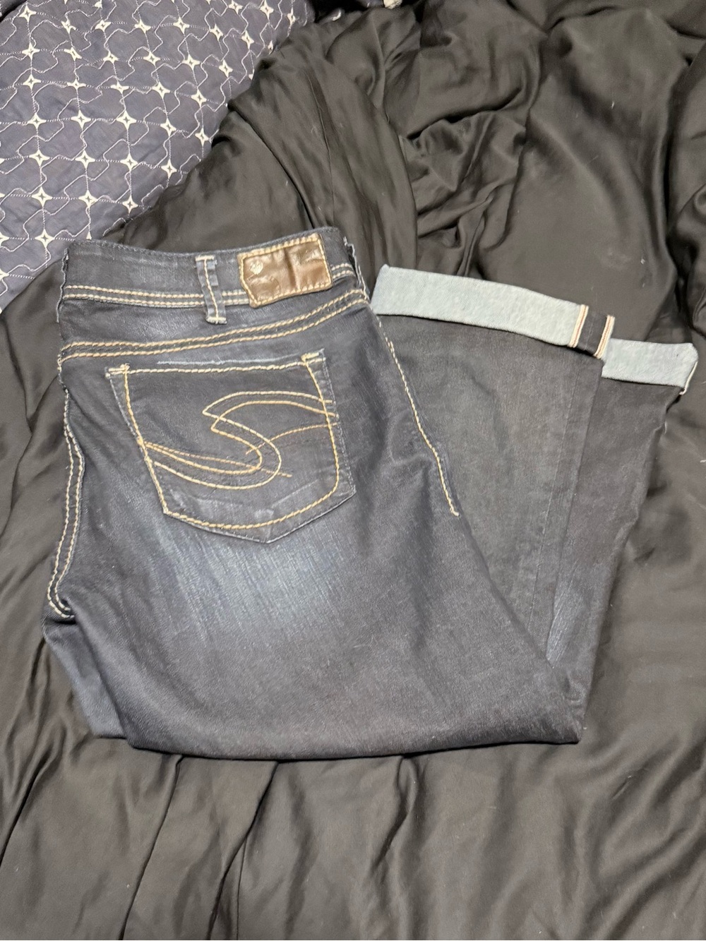 Silver Suki Capri Jeans Slim Straight Dark Blue Denim with Contrast Stitching